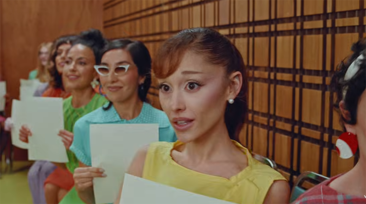 Arijana Grande u spotu za pesmu Petal  (2).png