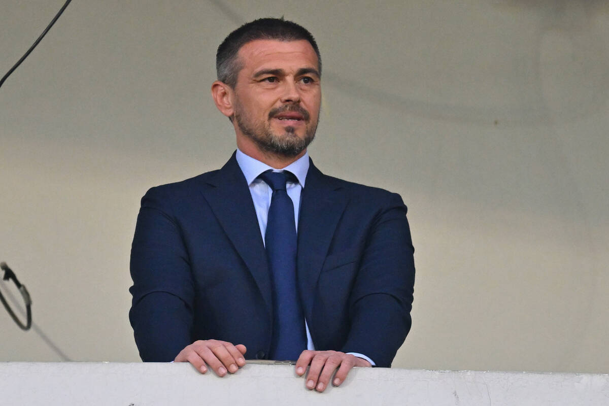 Danko Lazović se drži za zidić.