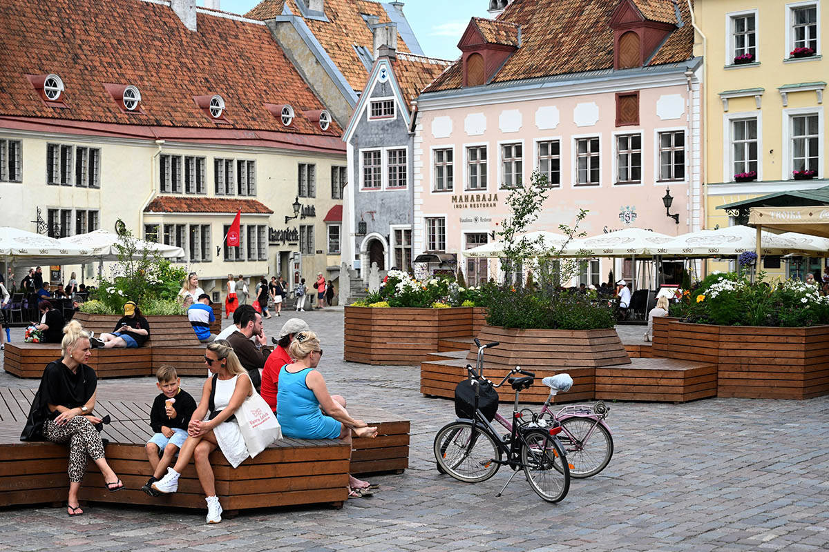 Ljudi na trgu u Estoniji