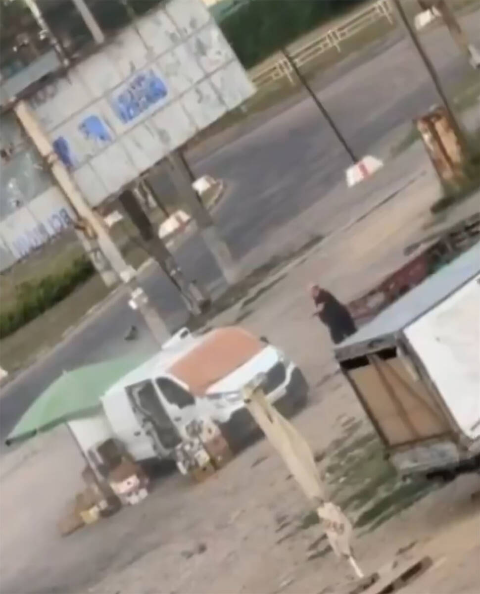 Ruski dron juri civila u Hersonu (4).jpg