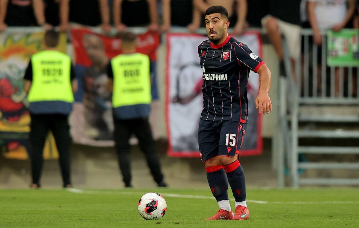 Mohamed Abu Fani vodi loptu na utakmici Crvena zvezda Hapoel Berševa