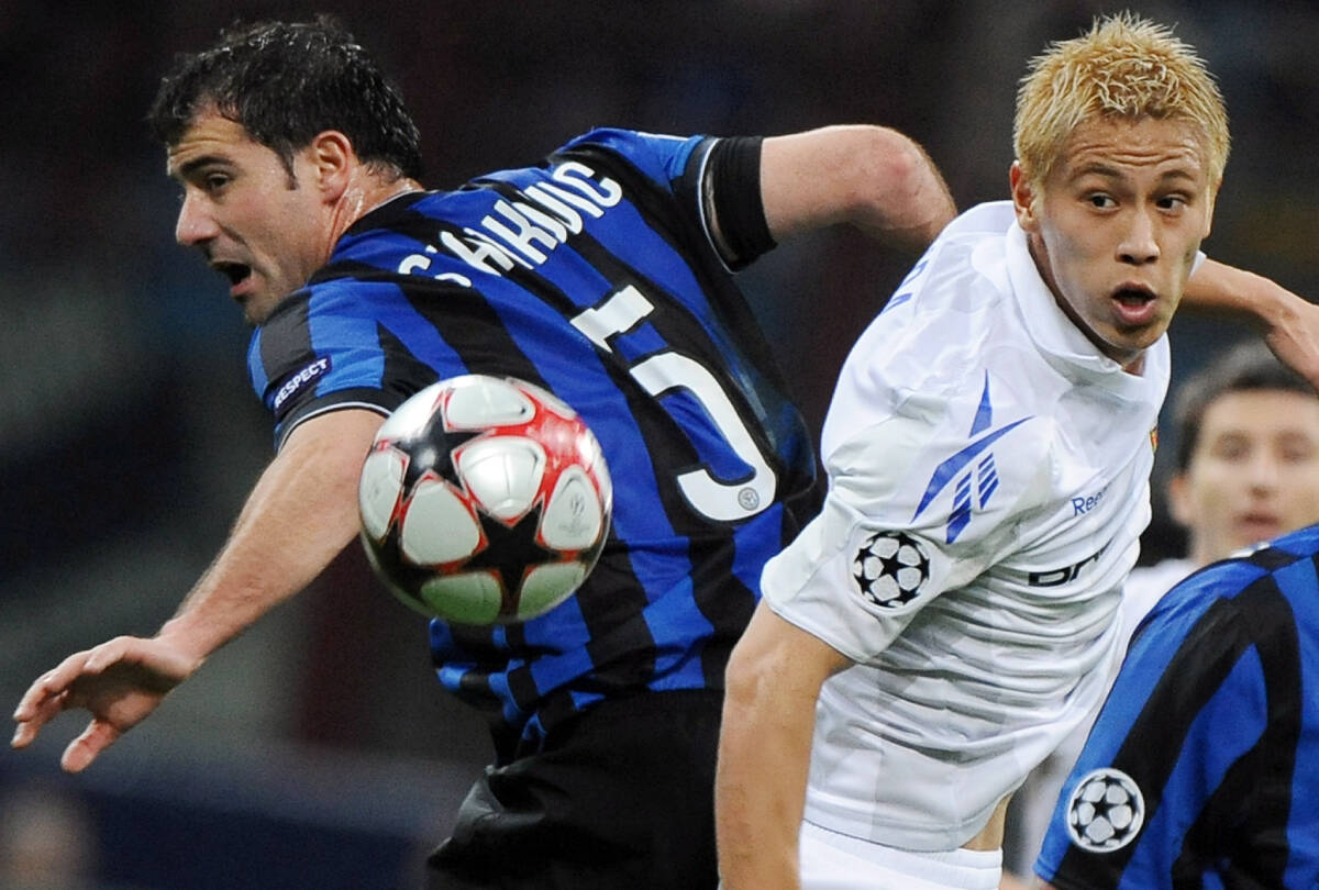Dejan Stanković i Keisuke Honda u duelu na utakmici Inter CSKA