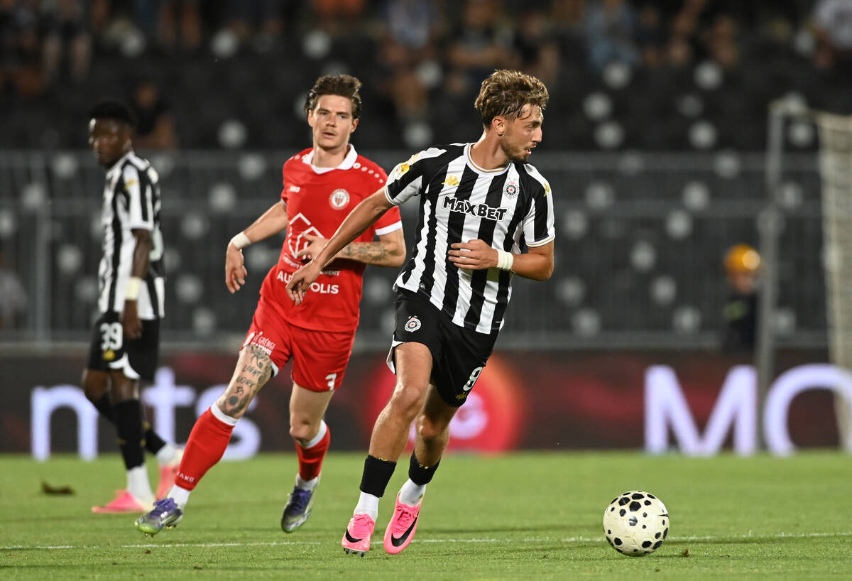 Aleks Zeković vodi loptu na utakmici Partizan IMT