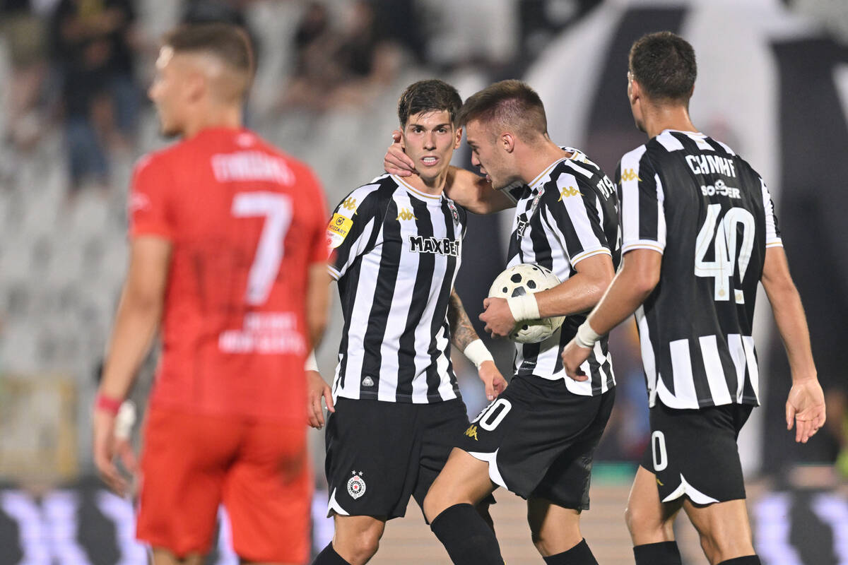 Milan Vukotić slavi gol iz slobodnog udarca na Partizan IMT