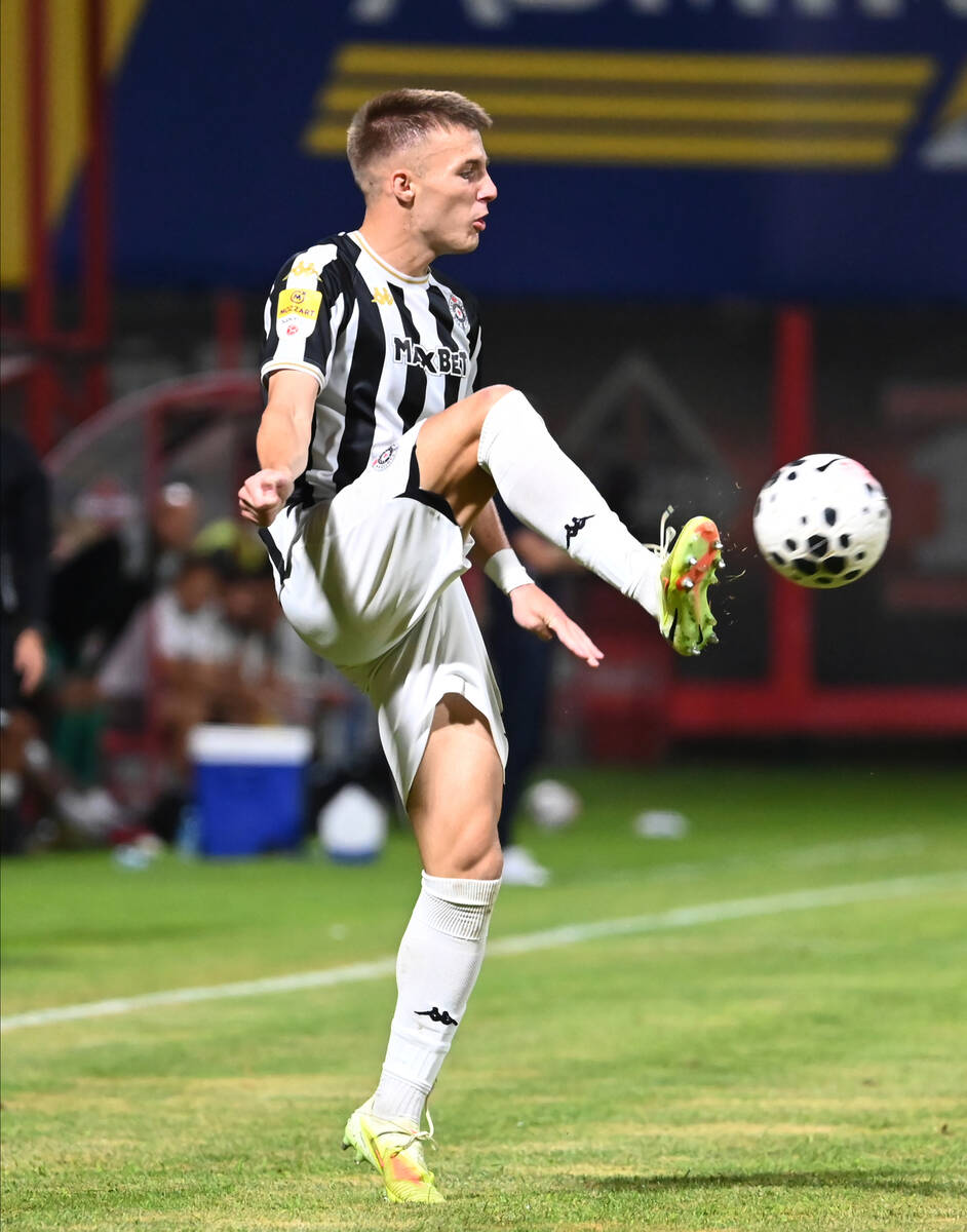 Milan Roganović dodaje loptu na utakmici Mačva Partizan