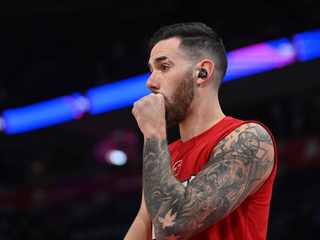 Luka Vildoza na zagrevanju u opremi Olimpijakosa