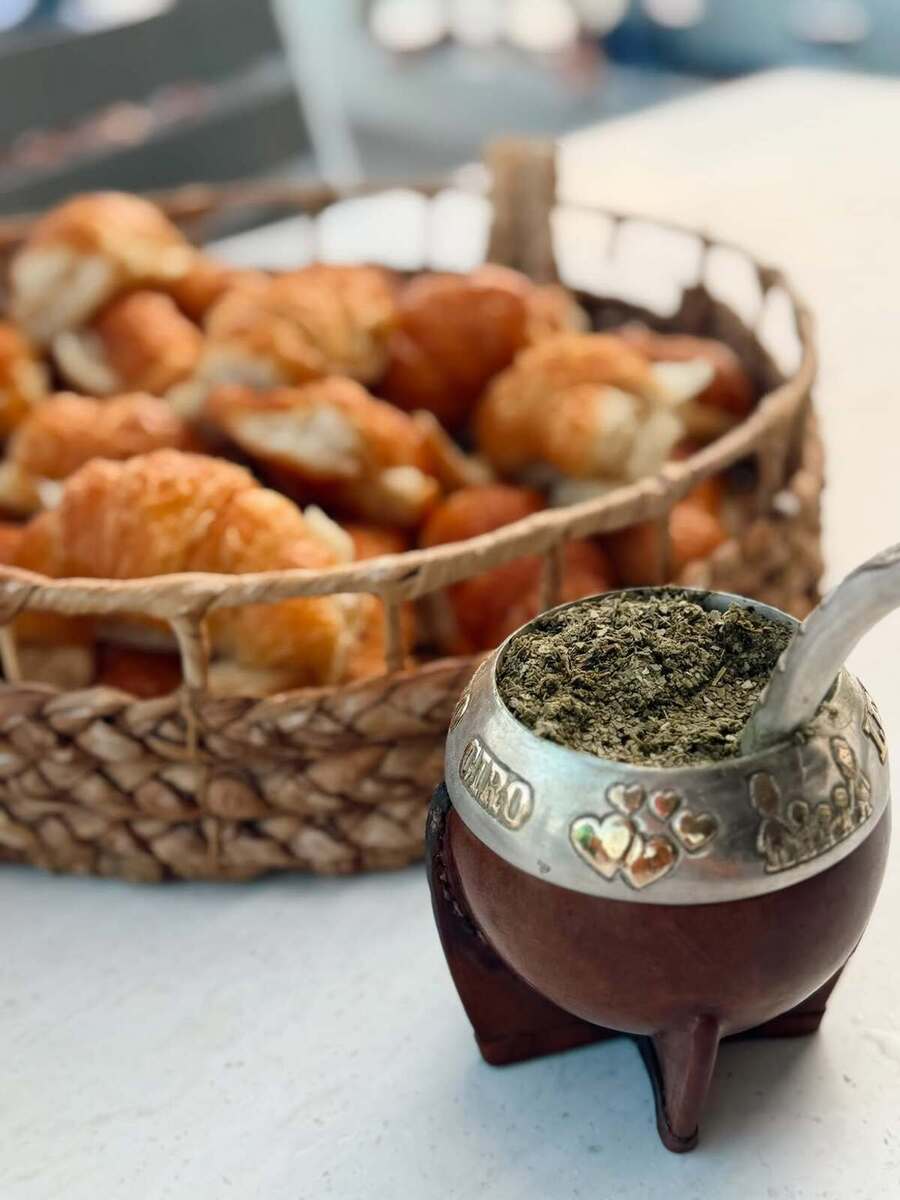 Antonela Rokuzo pije mate i jede kiflice