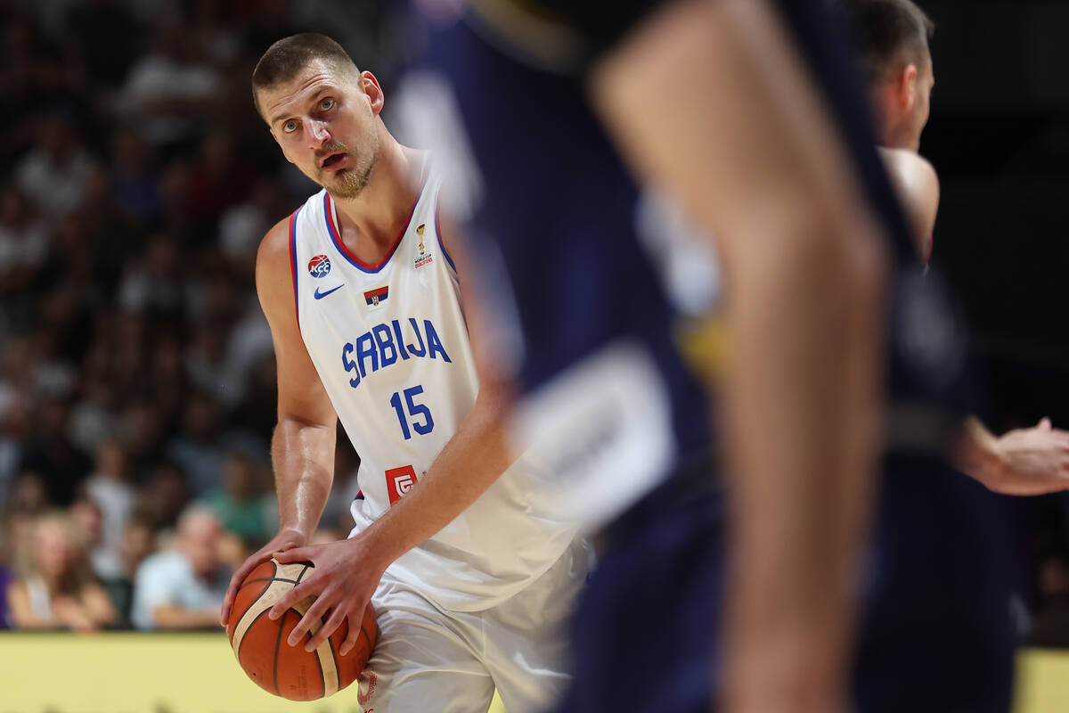 Nikola Jokić dodaje loptu u dresu reprezentacije Srbije