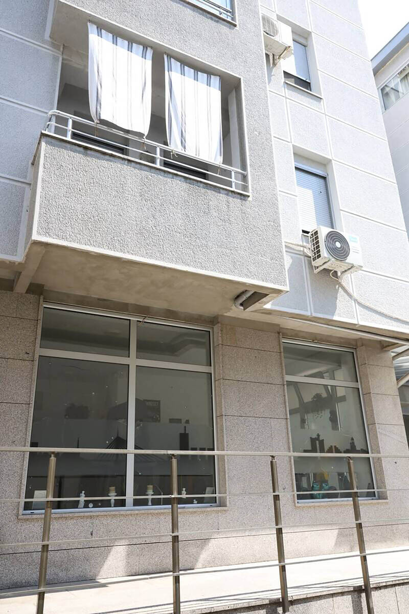 Bačena bomba na zgradu na Zvezdari 4.jpg