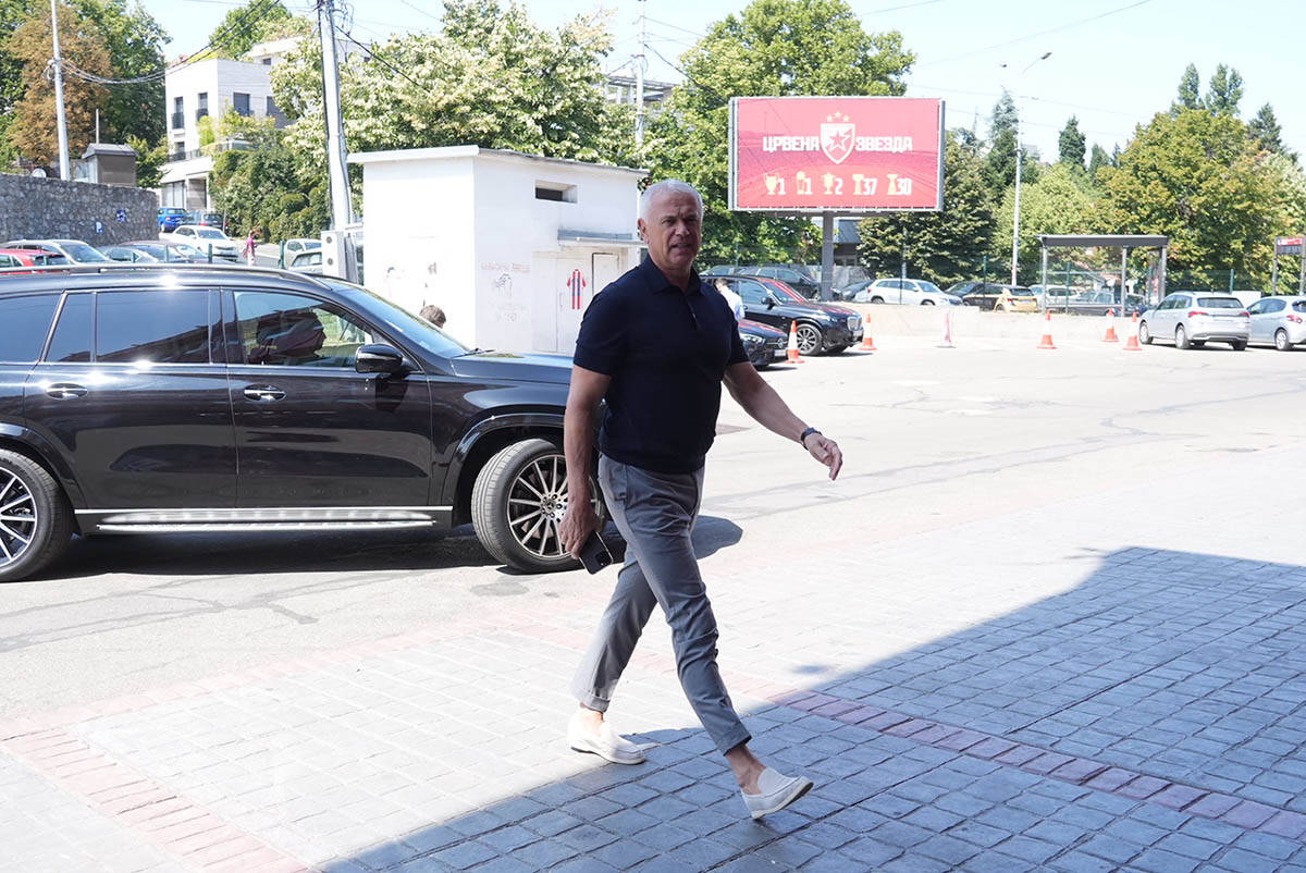 Vanredni sastanak u Crvenoj zvezdi (6).jpg