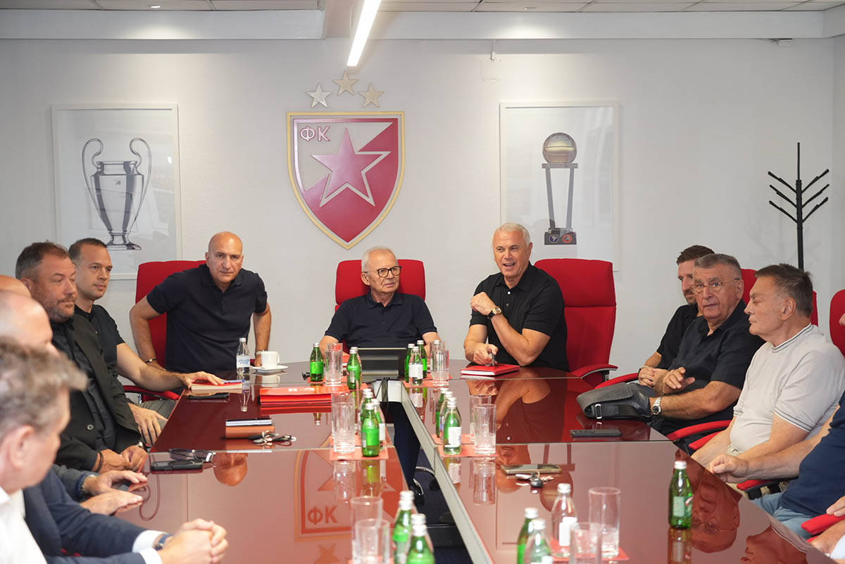 Vanredni sastanak FK Crvena zvezda (2).jpg