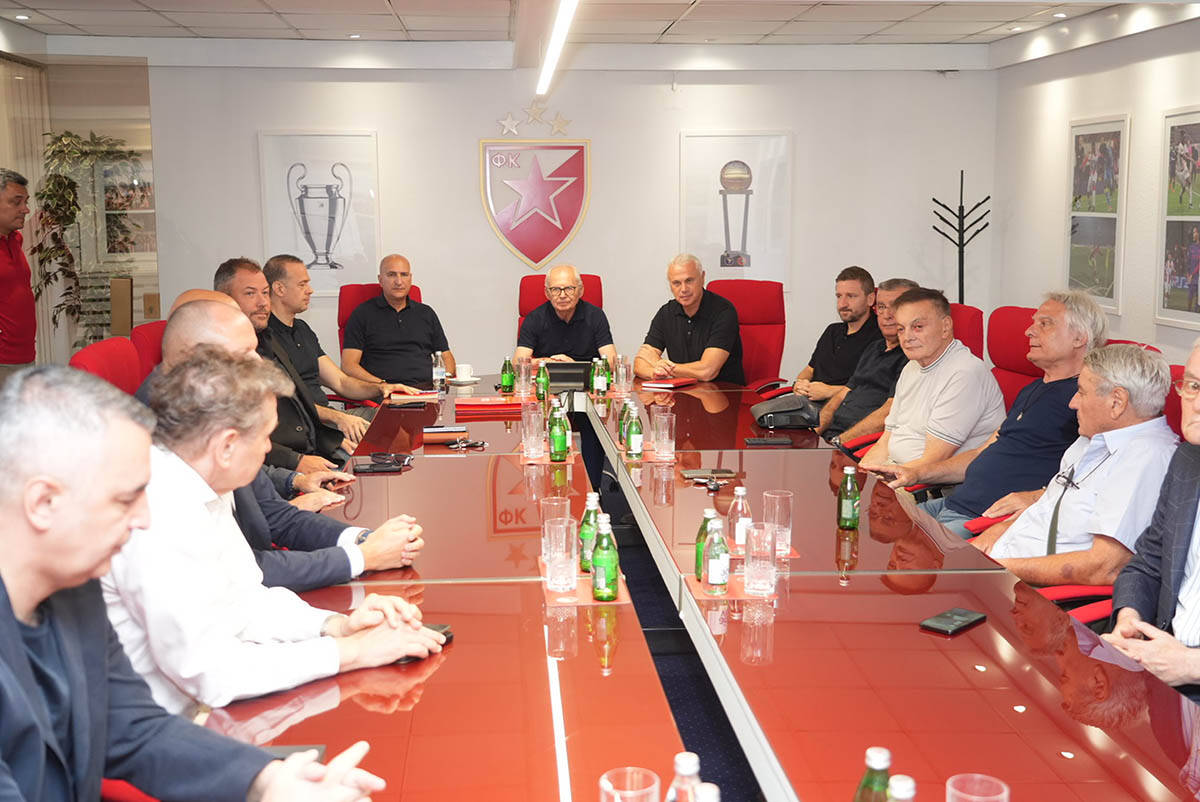 Vanredni sastanak FK Crvena zvezda (8).jpg