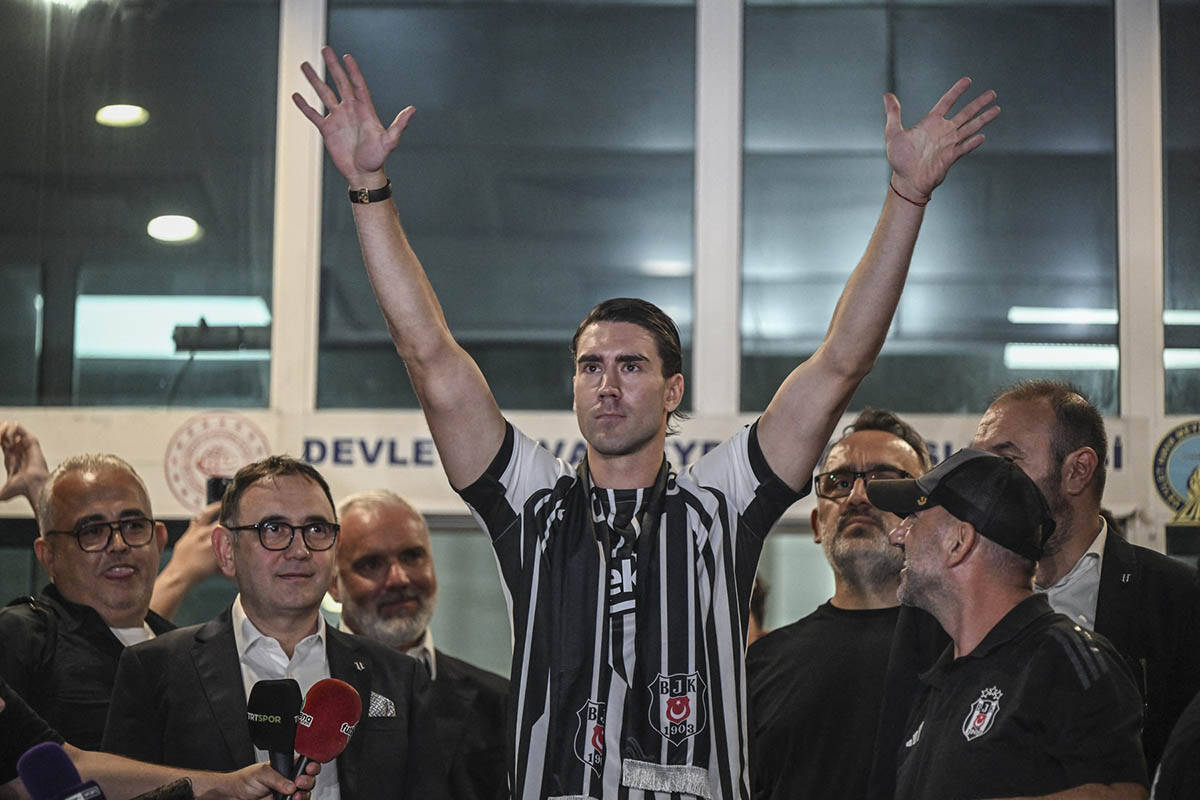Dušan Vlahović dočekan u Bešiktašu (5).jpg
