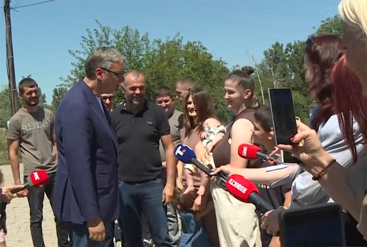 Predsednik Vučić obišao domaćinstvo porodice Maslar (2).jpg