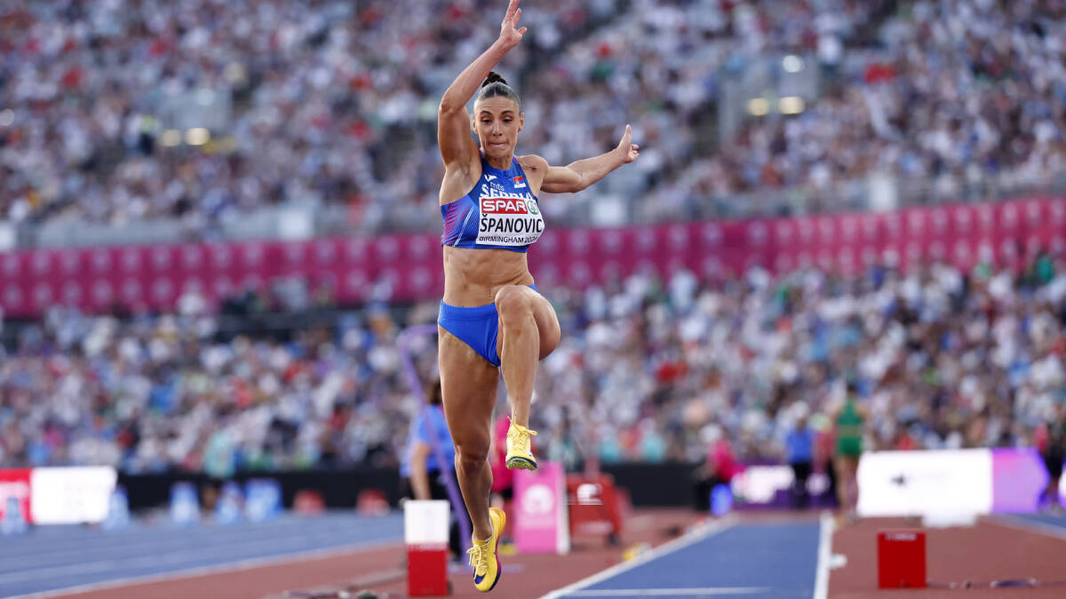 Ivana Španović skače troskok u Birmingemu