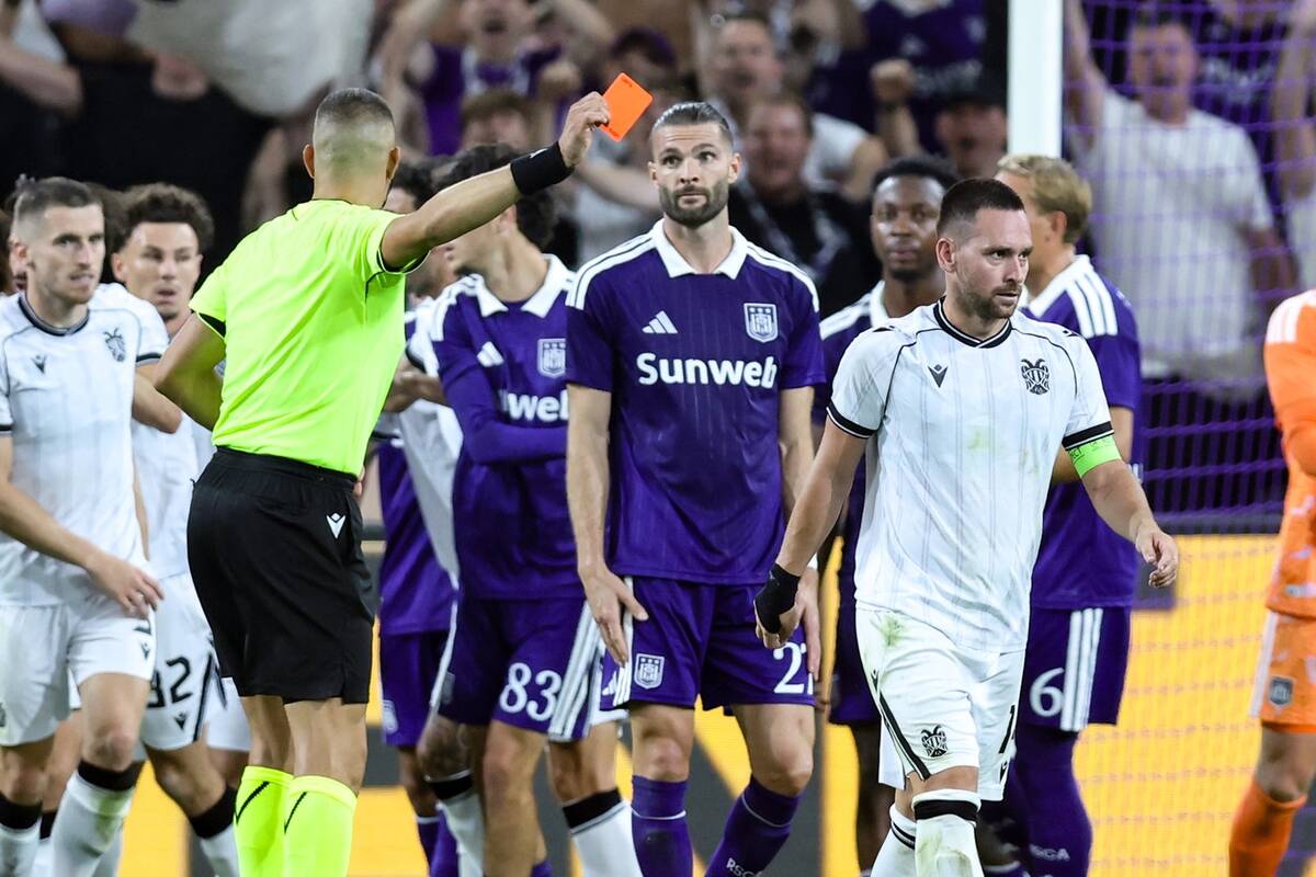 Andrija Živković odlazi posle crvenog kartona na Anderleht PAOK