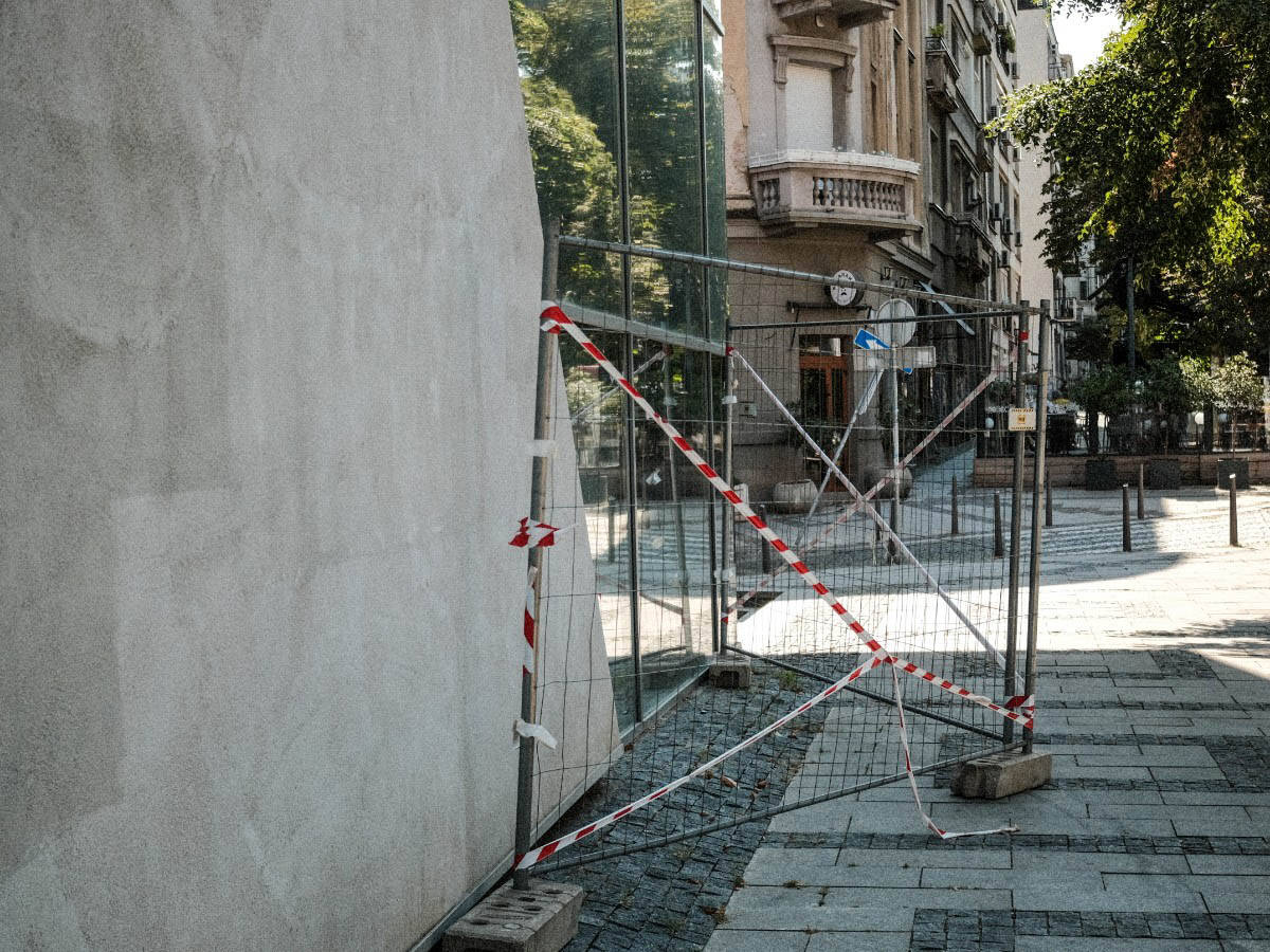 Polomljeno staklo na Palilulskoj pijaci (4).jpg