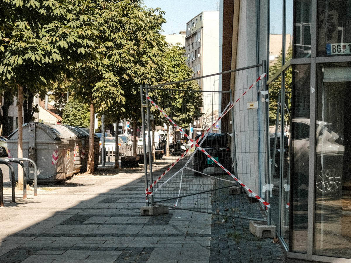 Polomljeno staklo na Palilulskoj pijaci (5).jpg