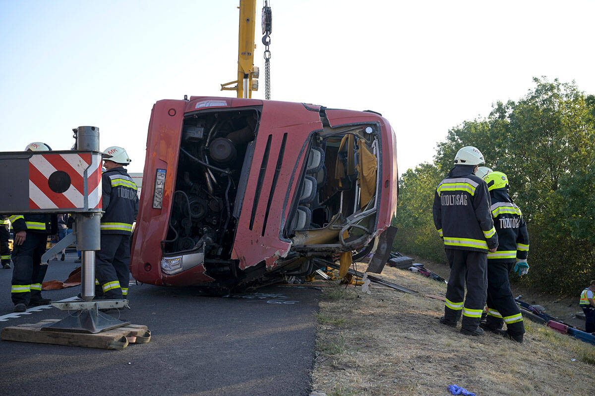 Prevrnuo se autobus Mađarska (1).jpg