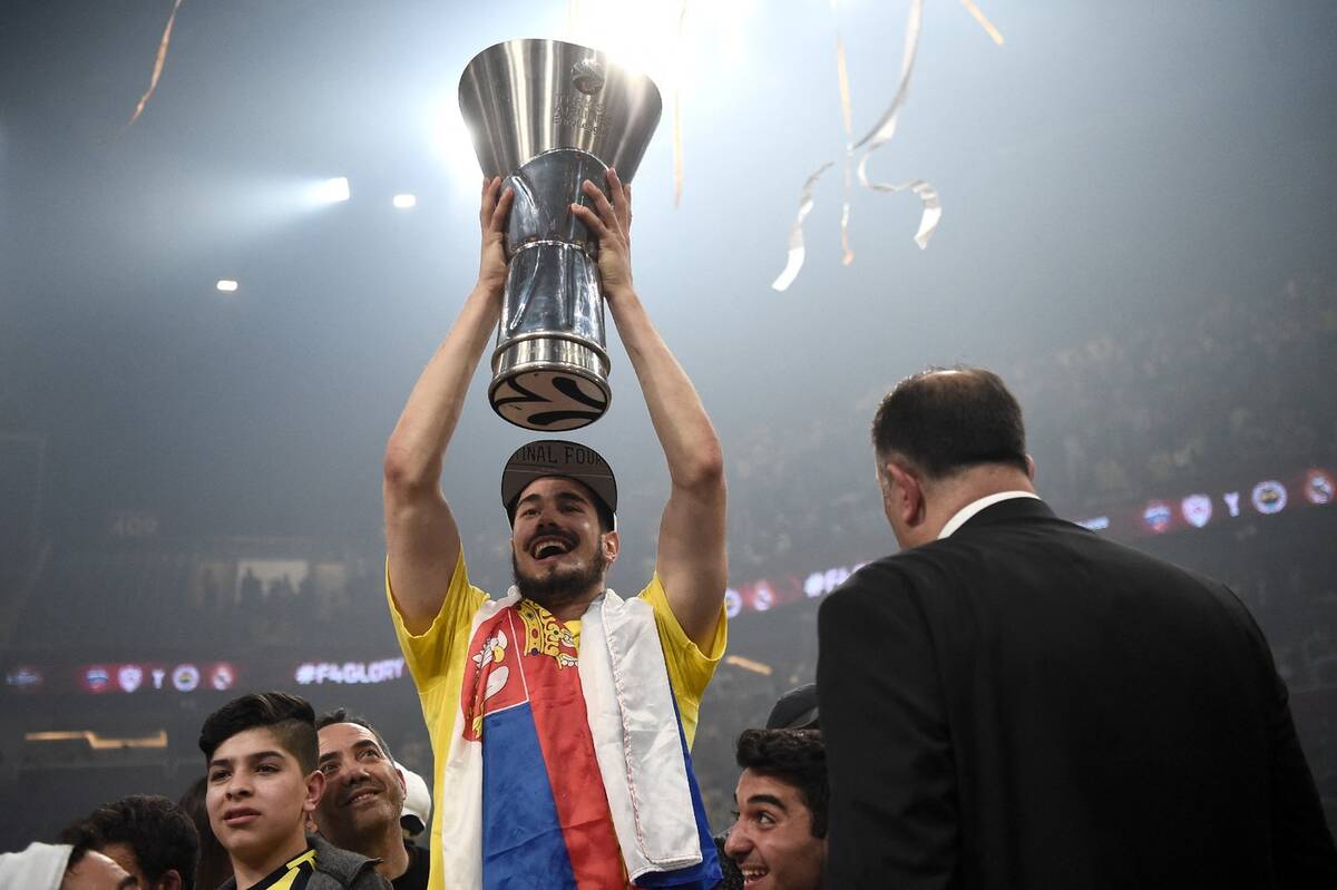 Nikola Kalinić sa peharom Evrolige