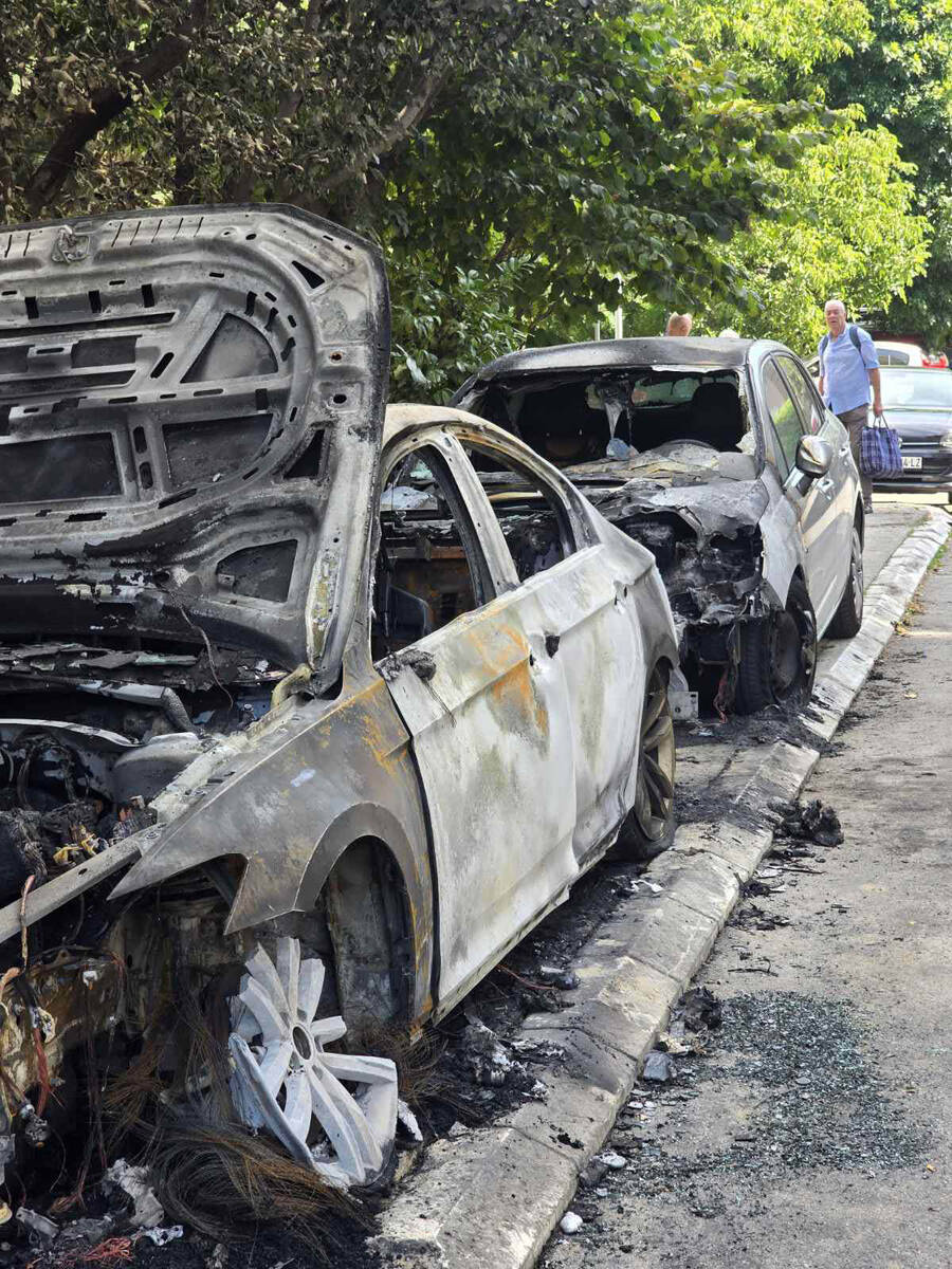Zapaljeni automobili na Voždovcu 3.jpg
