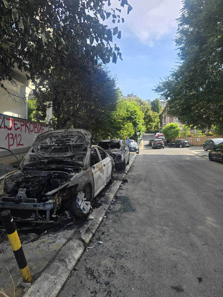 Zapaljeni automobili na Voždovcu 4.jpg