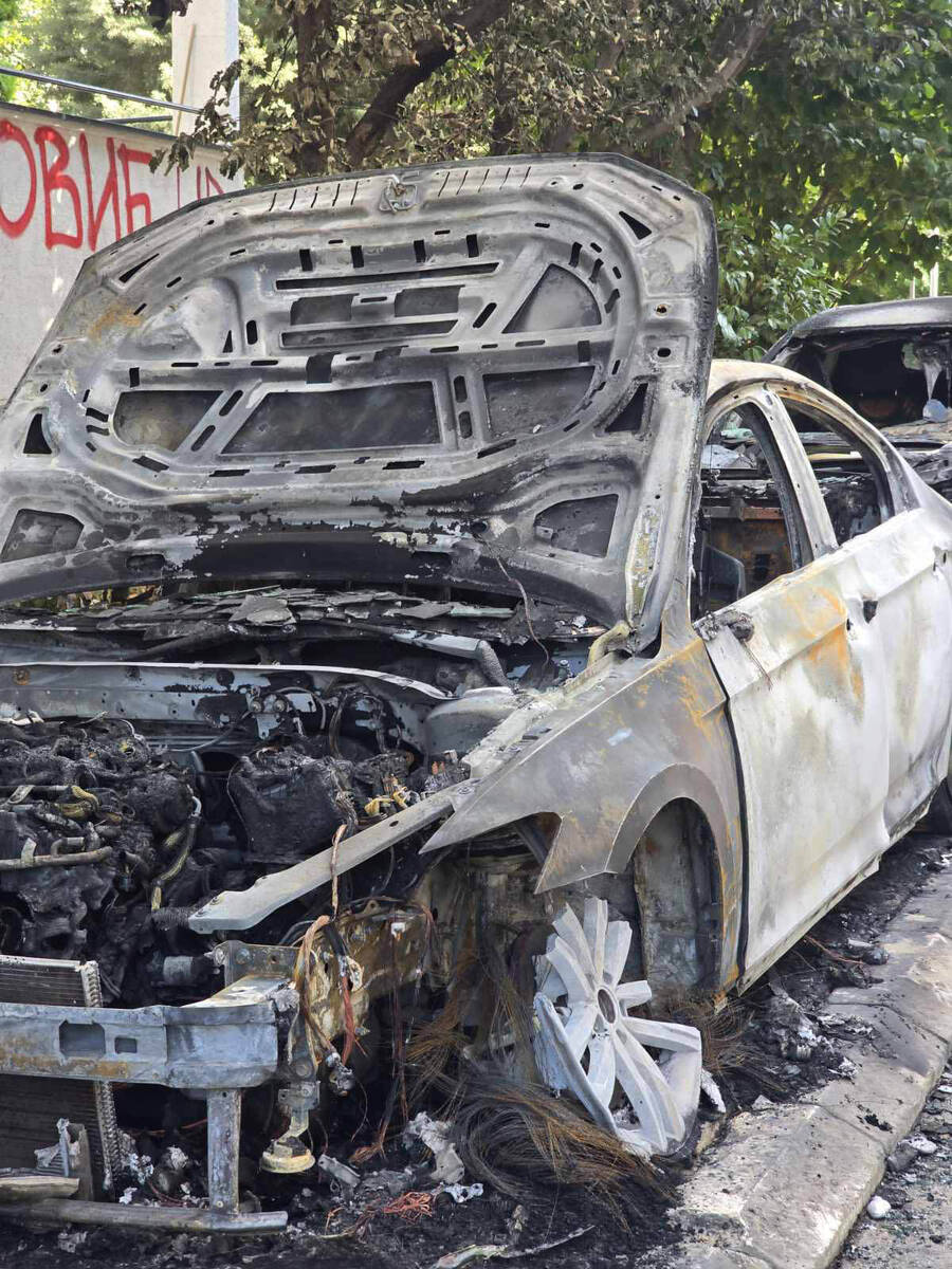 Zapaljeni automobili na Voždovcu 5.jpg