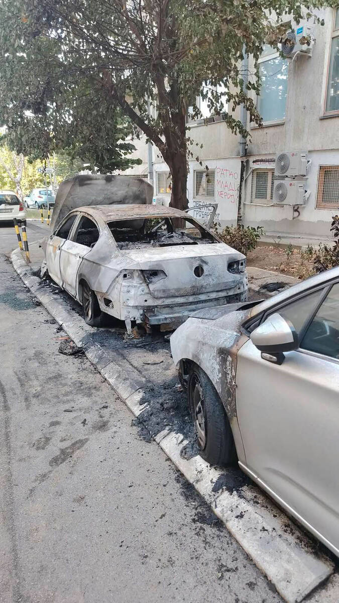Zapaljeni automobili na Voždovcu 6.jpg