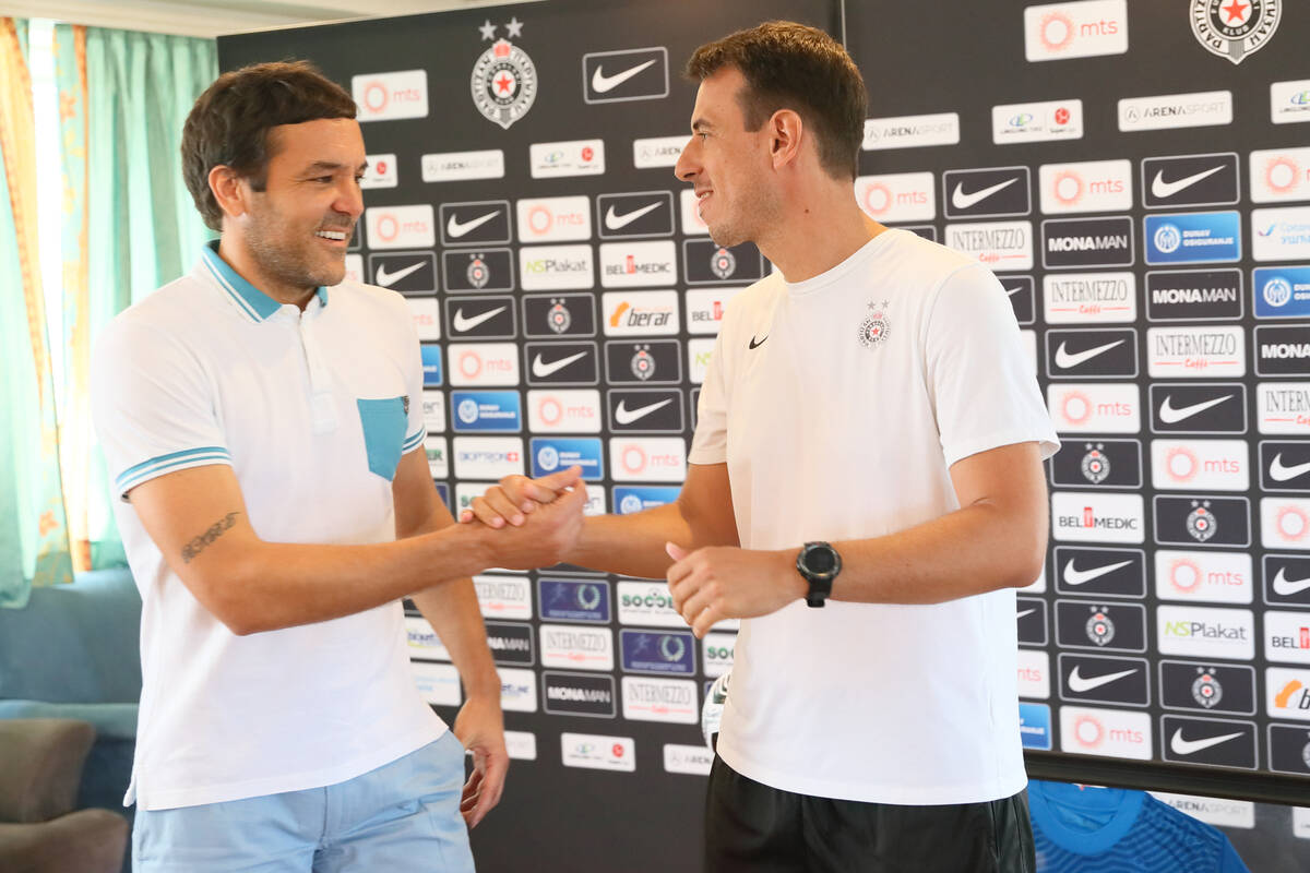 Nemanja Jovšić se pozdravlja sa Vladimirom Stojkovićem
