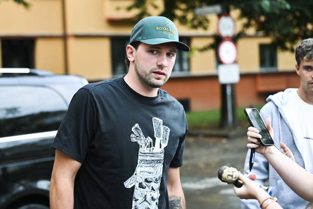 Luka Dončić sa kačketom na ulici Ljubljane