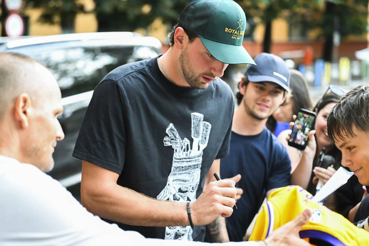 Luka Dončić potpisuje autogram u Ljubljani