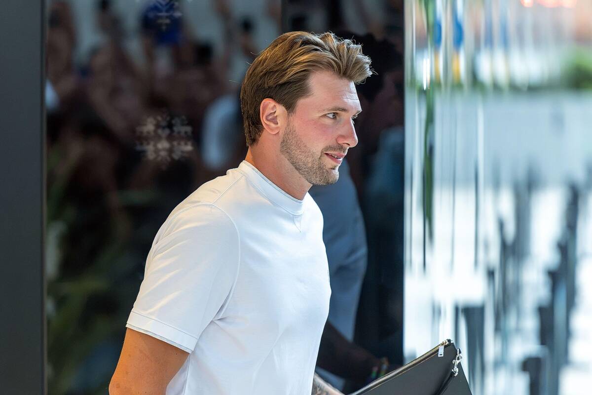 Luka Dončić napušta hotel u Ljubljani