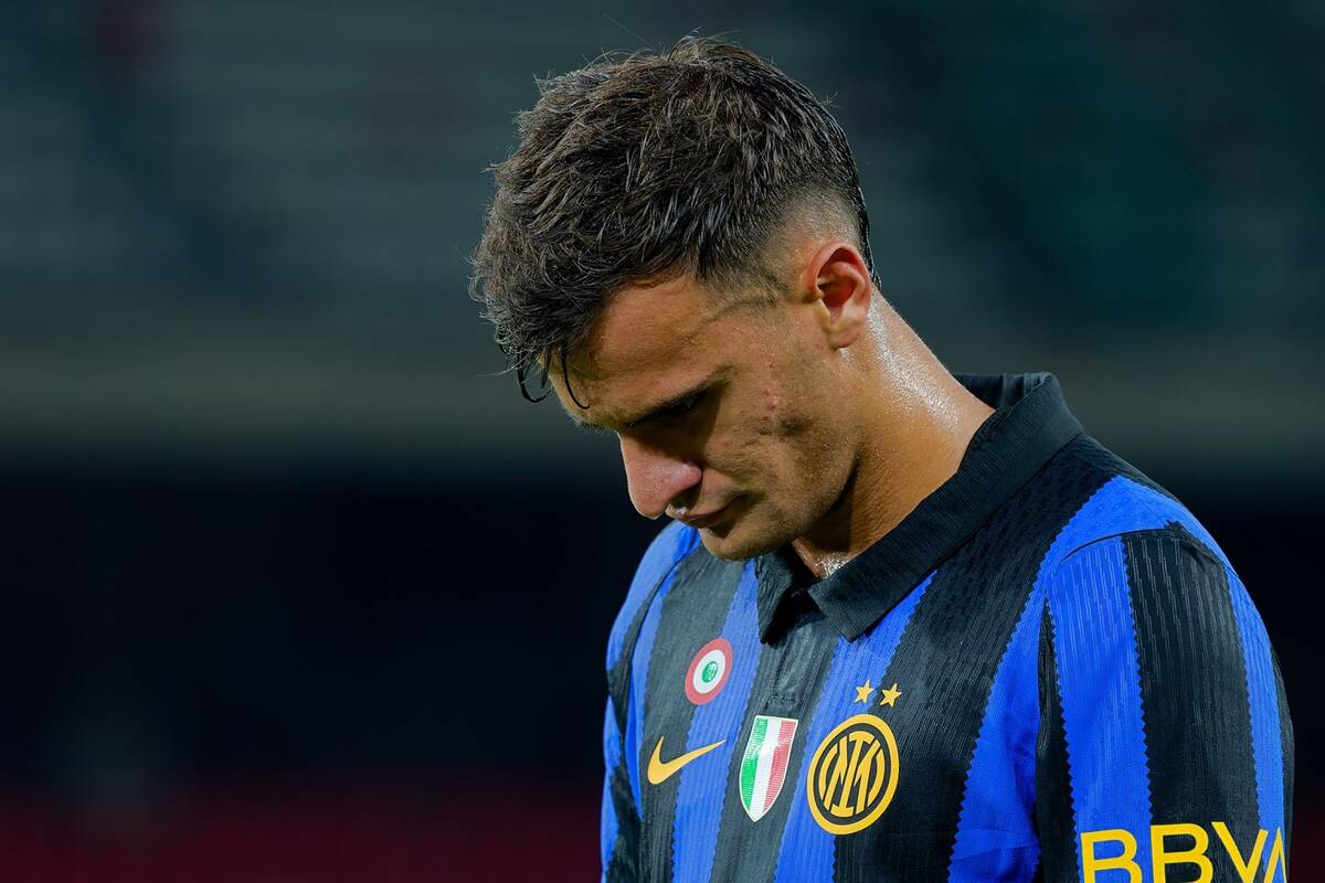 Aleksandar Stanković zamišljen u dresu Intera