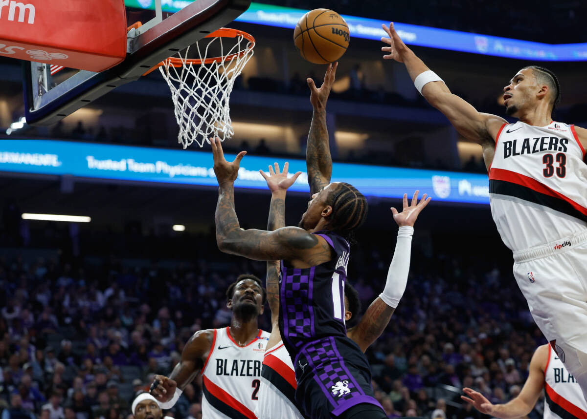 Demar Derouzan polaže u prodoru na utakmici Sakramento Portland