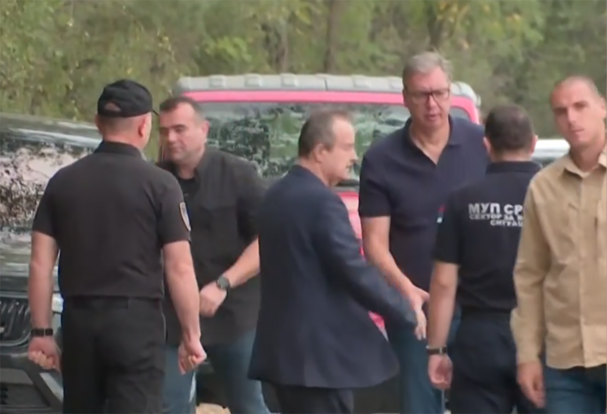 Vučić u Deliblatskoj peščari, obilazi mesta požara (1).png
