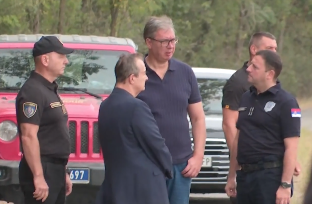 Vučić u Deliblatskoj peščari, obilazi mesta požara (2).png