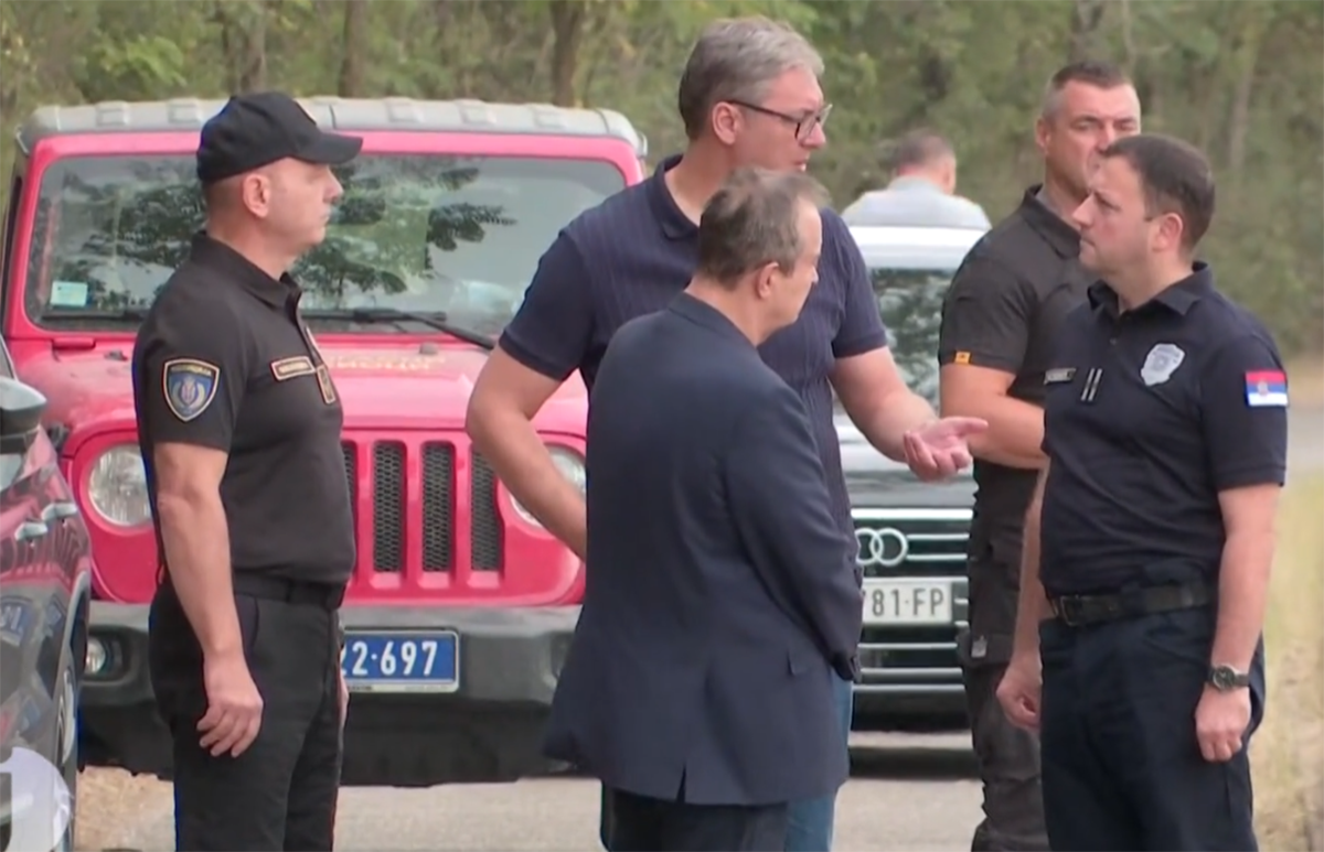 Vučić u Deliblatskoj peščari, obilazi mesta požara (3).png
