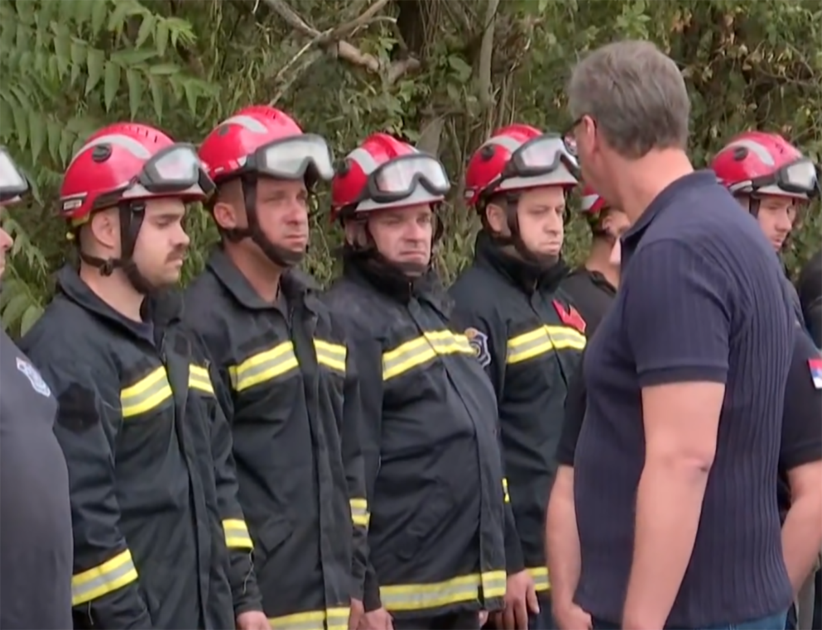 Vučić u Deliblatskoj peščari, obilazi mesta požara (4).png