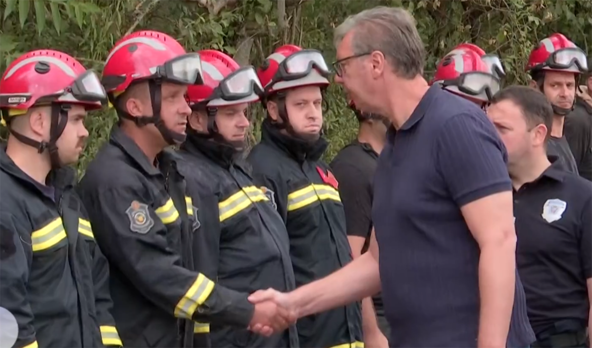 Vučić u Deliblatskoj peščari, obilazi mesta požara (5).png