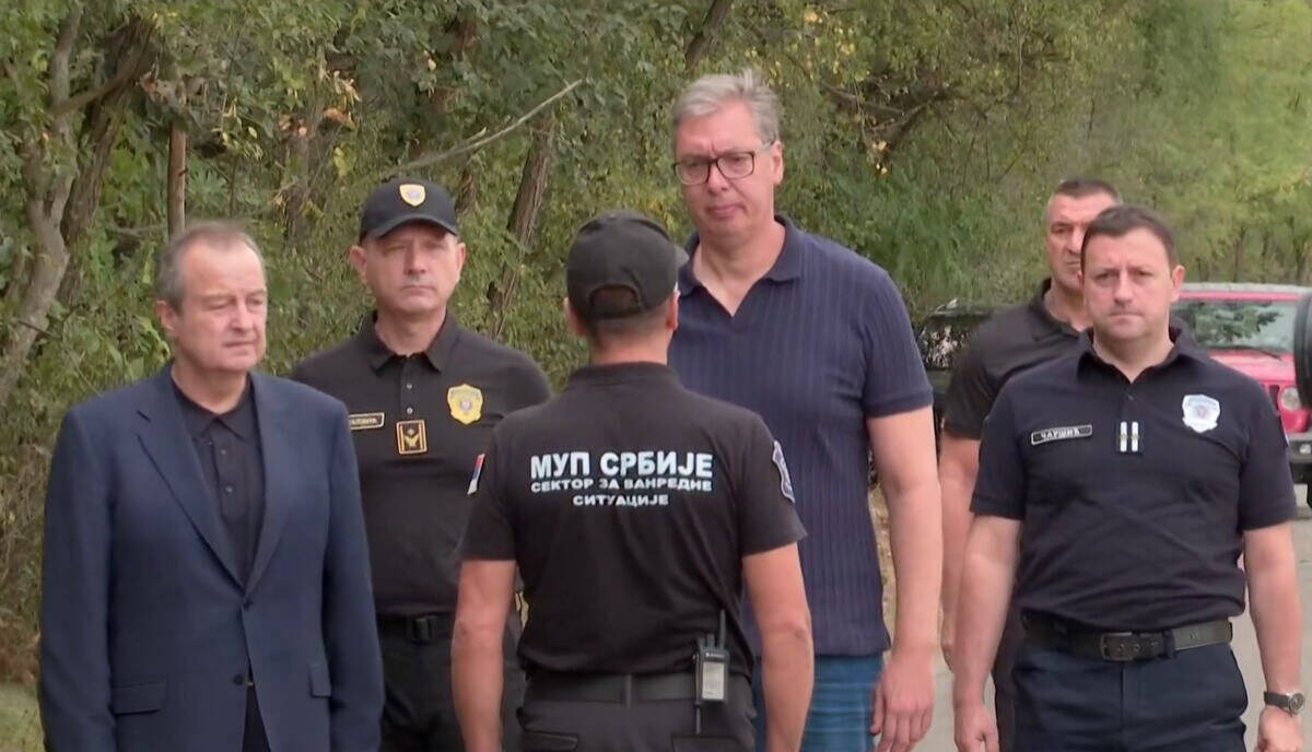 Vučić u Deliblatskoj peščari, obilazi mesta požara (1).jpg