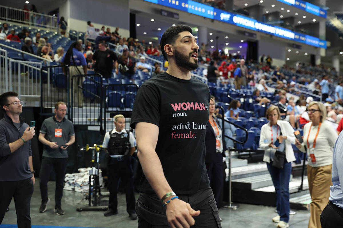 Enes Kanter izbačen sa WNBA utakmice (6).jpg