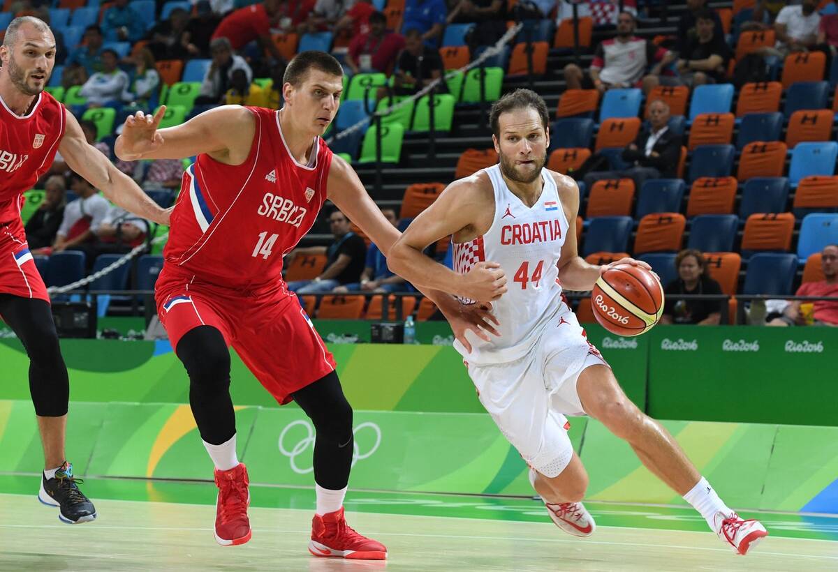 Bojan Bodanović vodi loptu, dok ga čuva Nikola Jokić na Olimpijskim igrama 2016