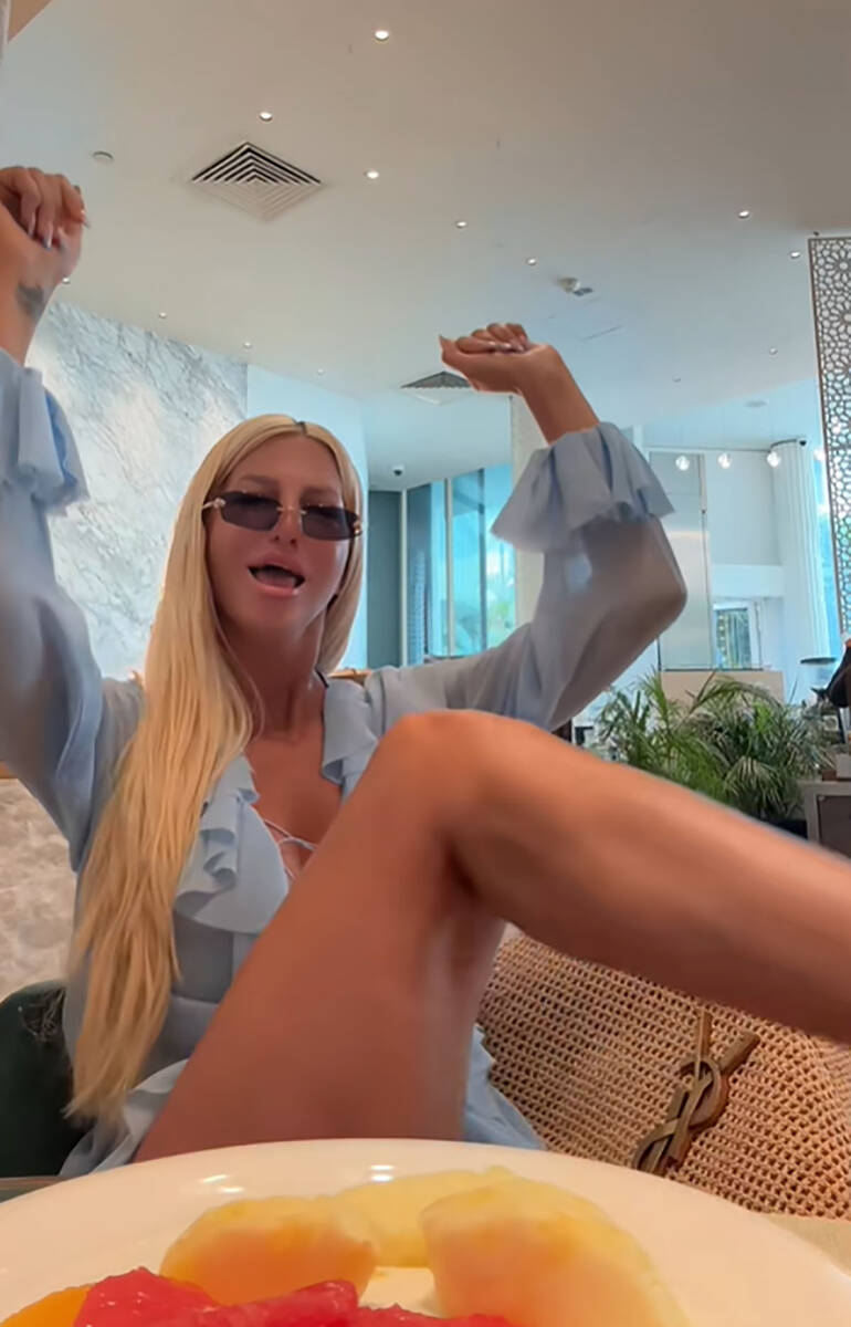 Jelena Karleuša u šopingu u Dubaiju  (2).jpg