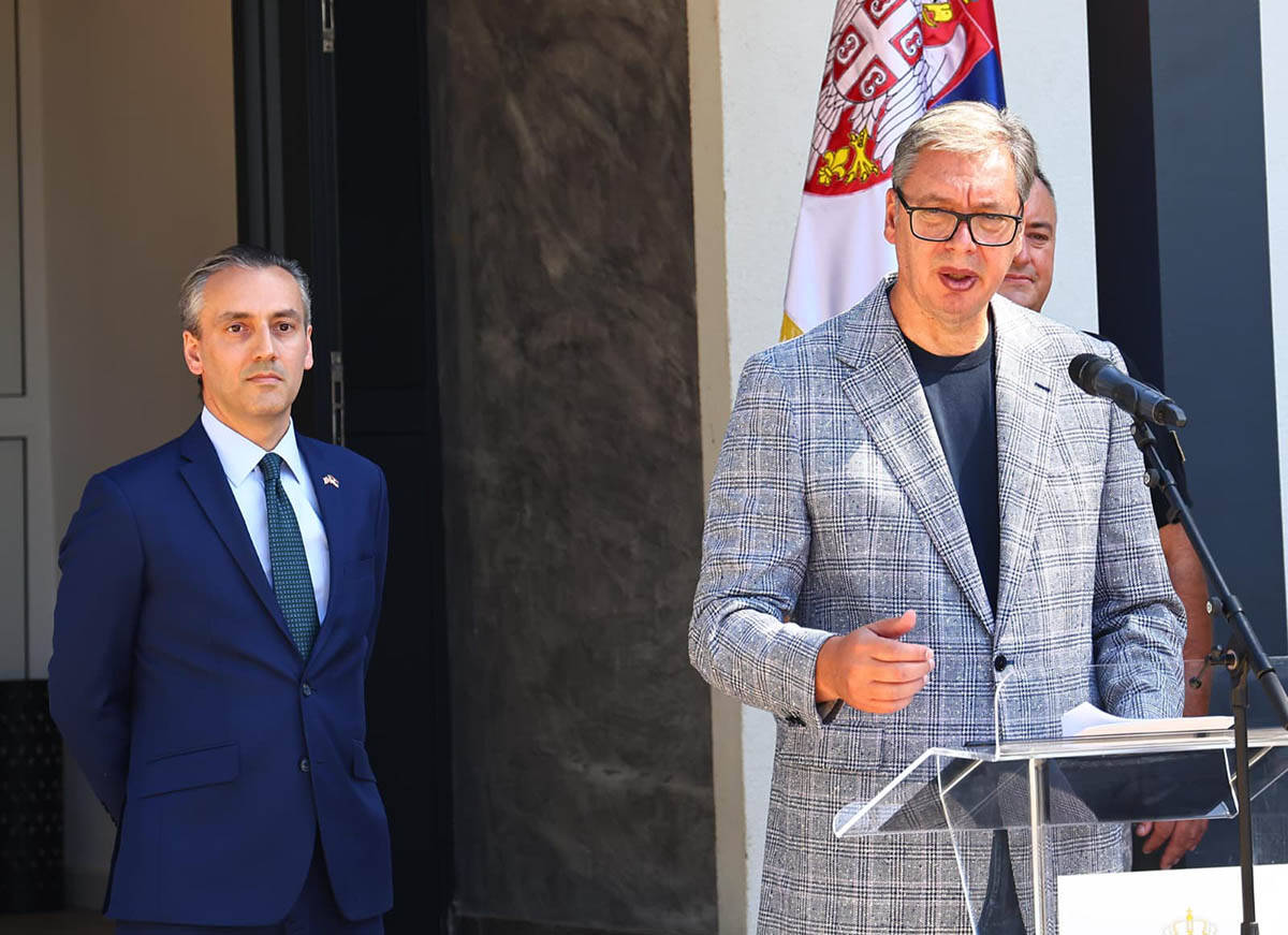 aleksandar vučić u centru za razminiranje (2).jpg
