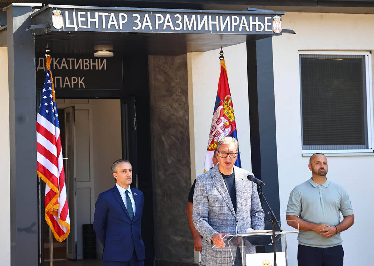 aleksandar vučić u centru za razminiranje (3).jpg