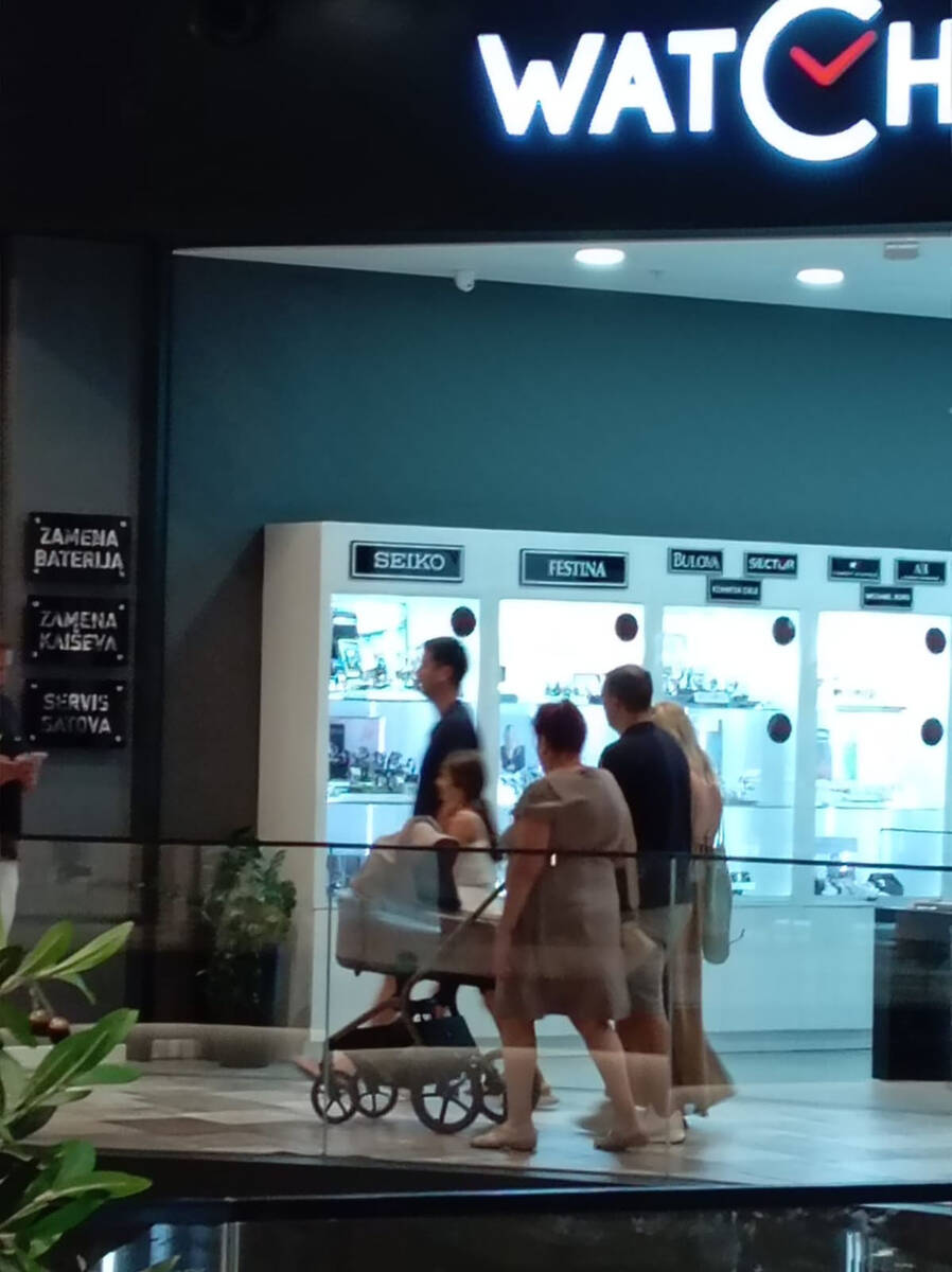 Dea Đurđević sa mužem i bebom u šetnji u Tržnom centru (5).jpg