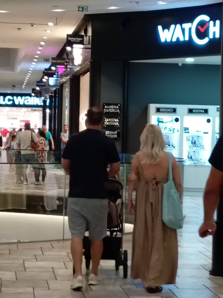 Dea Đurđević sa mužem i bebom u šetnji u Tržnom centru (6).jpg