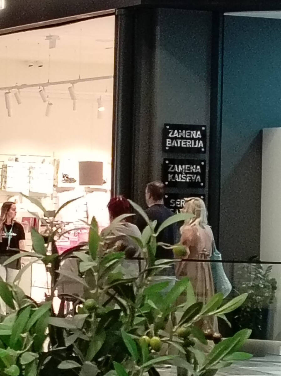 Dea Đurđević sa mužem i bebom u šetnji u Tržnom centru (7).jpg