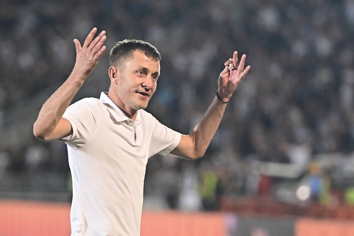 Saša Ilić pozdravlja navijače protiv Hetafea