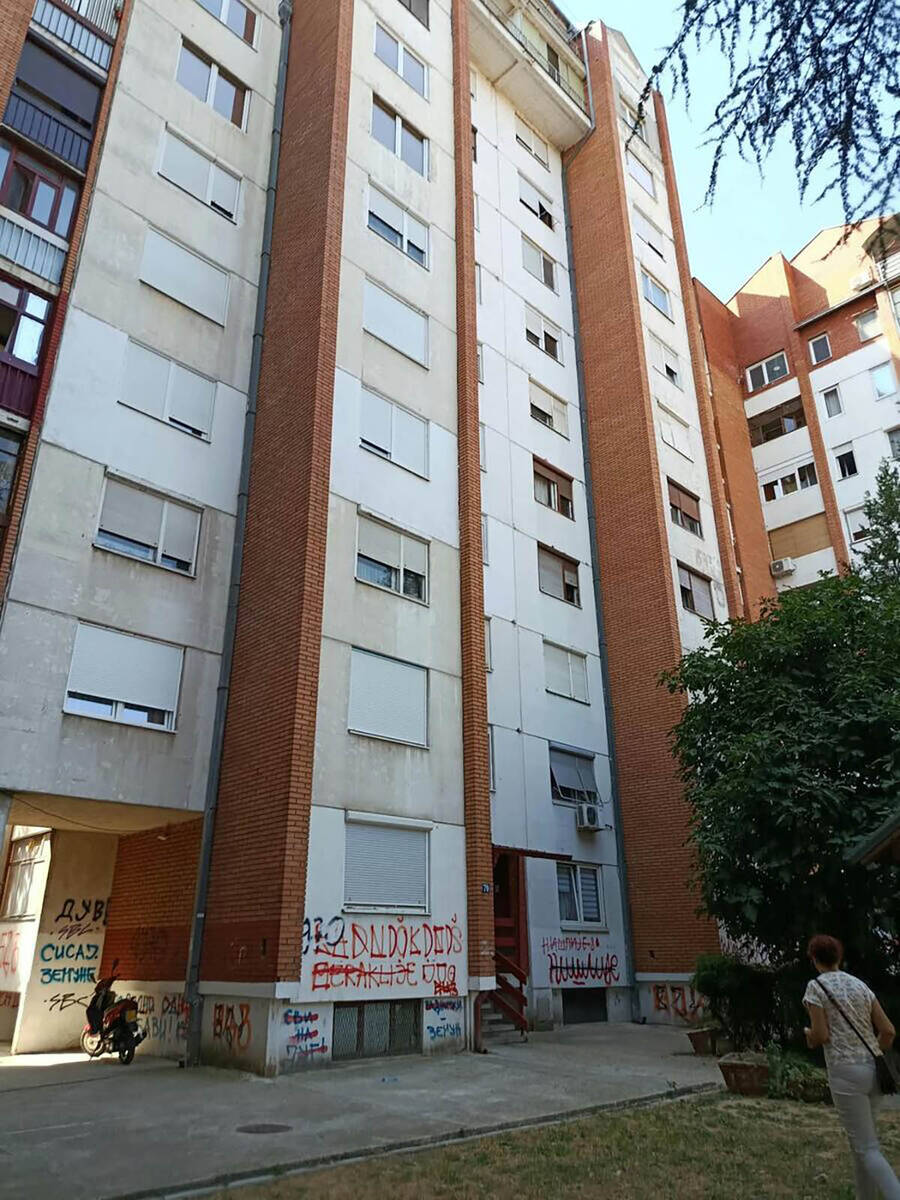 Zgrada u Nišu u kojoj su nađena tela majke i sina (1).jpg